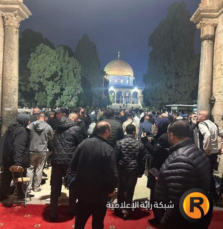 رغم إجراءات الاحتلال المشددة: 3000 مصل يؤدون صلاة الفجر في "الأقصى"