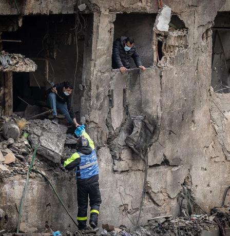 قصف على لبنان وحزب الله يطلق قذائف صاروخية