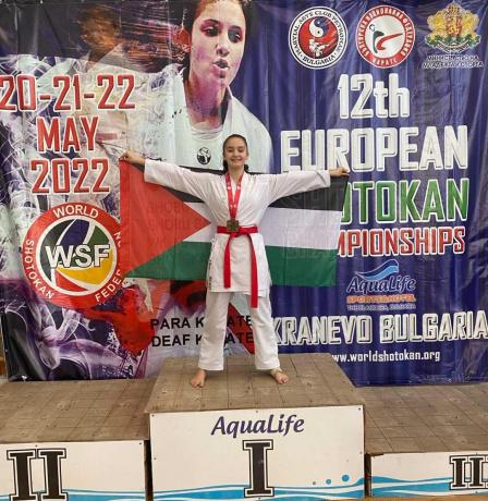 الفلسطينية أميرة أبو لبدة تتوج بذهبية البلقان للكاراتيه في بلغاريا
