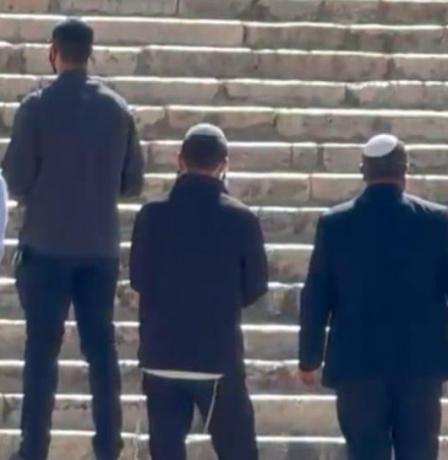 شاهد: المتطرف بن غفير ومجموعة من المستعمرين يقتحمون المسجد الأقصى