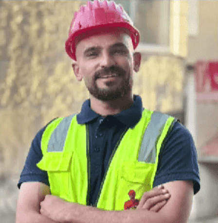 خاص| بمبادرة فردية.. شاب من الخليل يرمّم حفر الشوارع على نفقته الخاصة