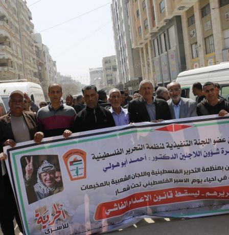 دائرة شؤون اللاجئين واللجان الشعبية تشاركان في مهرجان جماهيري إحياءً ليوم الأسير أمام مقر الصليب الأحمر بغزة