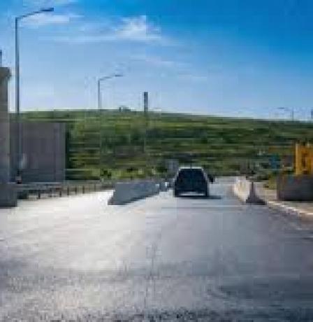 الاحتلال ينصب بوابة جديدة عند مدخل البيرة الشمالي