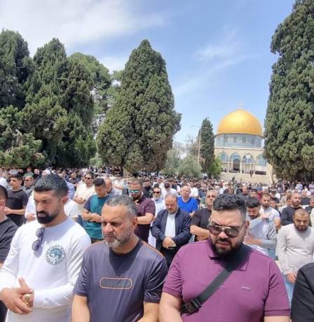 75 ألف يؤدون صلاة الجمعة في الأقصى