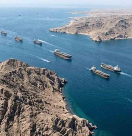 إيران تعلن مرور سفن عبر مضيق هرمز.. وواشنطن تقول إن القرار بشأنه بيد طهران