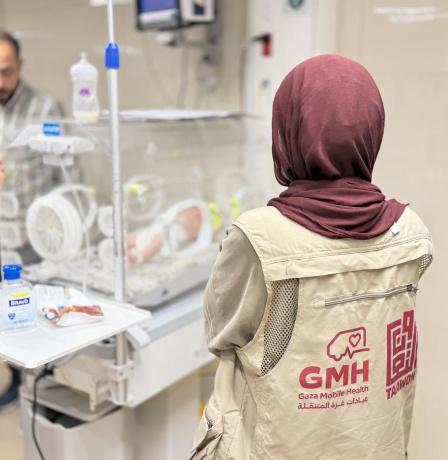 ضمن مبادرة "العيادات الطبية المتنقلة – غزة": وصول حاضنات لحديثي الولادة إلى غزة وسط نقص حاد