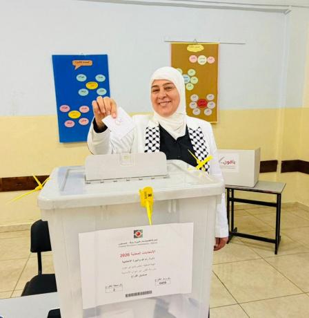بالصور| غنام تدلي بصوتها في الانتخابات المحلية بدير دبوان