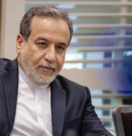 وزير الخارجية الإيراني عراقجي يعود إلى باكستان وينقل شروط طهران لوقف الحرب