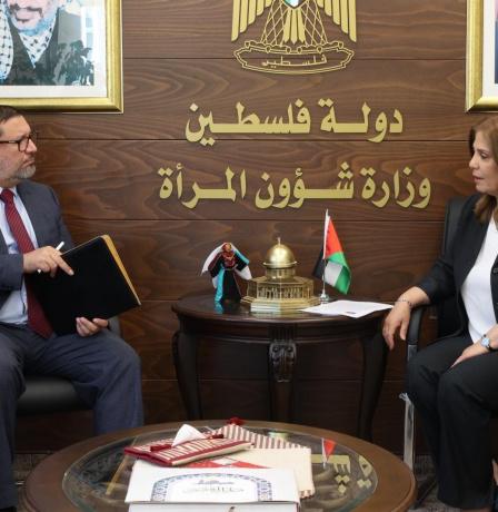 الخليلي تبحث مع ممثل جمهورية تشيلي سبل التعاون المشترك