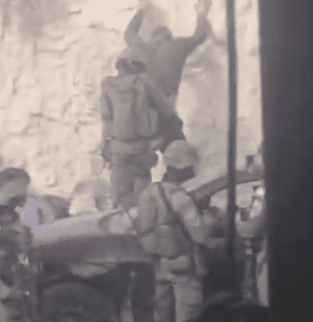 بالفيديو| الاحتلال يحتجز شبانا وينكل بهم شرق القدس المحتلة