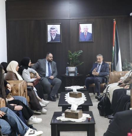 وزير العدل يستقبل وفداً من طلبة "العربية الأمريكية" ويطلعهم على عمل الطب الشرعي.