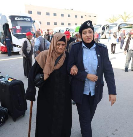 الشرطة تُسهل مغادرة أولى قوافل الحجاج عبر معبر الكرامة