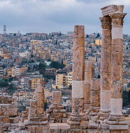 2.17 مليار دولار الدخل السياحي للأردن منذ مطلع العام وبانخفاض 10.4%