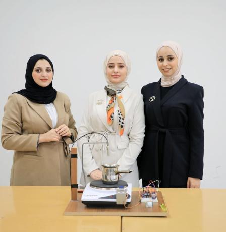 ثلاث طالبات من الجامعة العربية الأمريكية يبتكرن نظاما ذكيا يجعل المطبخ أكثر أمانا