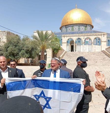 المتطرف بن غفير يقتحم المسجد الأقصى ويرفع علم الاحتلال