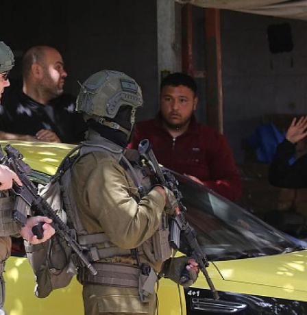 الاحتلال يعتقل 11 عاملا في قرية "خشم الدرج" شرق يطا