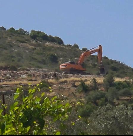 مستوطنون يشرعون بتجريف أراضٍ زراعية غرب سلفيت