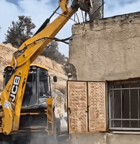 الاحتلال يجبر مواطنة على هدم منزلها في القدس