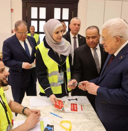 الرئيس يدلي بصوته في انتخابات اللجنة المركزية والمجلس الثوري لحركة "فتح"
