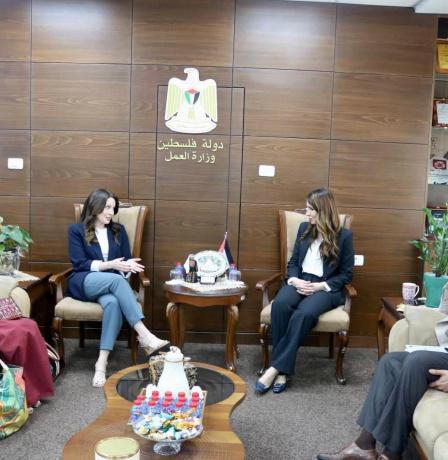 وزارة العمل ومكتبات سراج تبحثان تعزيز التدريب المهني الإبداعي في تخصص “فن الحكي الأدائي”