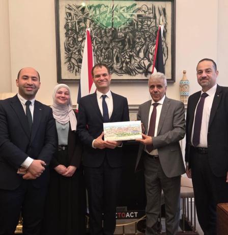 "التربية" تُطلع وزيراً بريطانياً على الانتهاكات بحق التعليم عبر لقاء افتراضي لمدرسة في الخليل