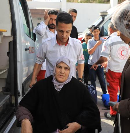 غزة.. إجلاء 79 مريضا ومرافقا للعلاج بالخارج عبر معبر رفح