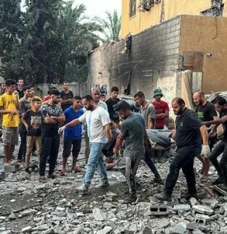 5 شهداء بقصف الاحتلال مجموعة مواطنين بمخيم المغازي