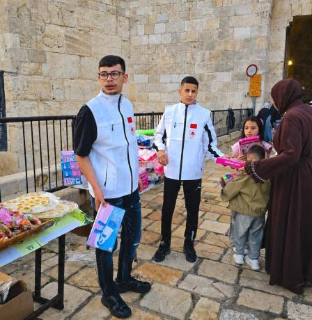 "بيت مال القدس" توزع ألعابا وهدايا على الأطفال عند بوابات "الأقصى" بمناسبة عيد الأضحى