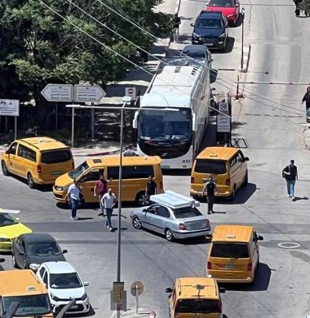 نقابة النقل توضح عبر "راية" ملابسات احتجاجات السائقين في بيرزيت