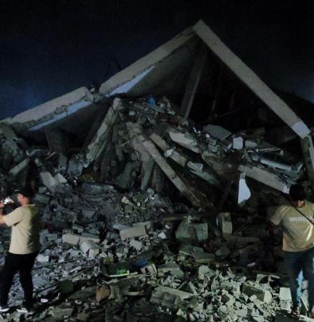 صور | طيران الاحتلال يدمر منزلاً بالزوايدة ويقصف غزة وخان يونس بالمدفعية