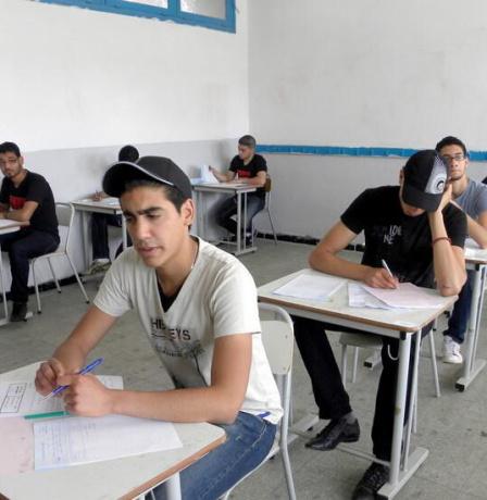 سماعات وأسئلة مسربة.. 14 شخصا في السجن على خلفية امتحانات الباكالوريا في تونس