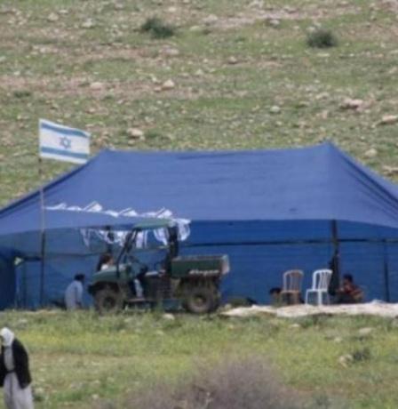 رام الله: مستوطنون ينصبون خيمة بجوار منزل مواطن في أم صفا