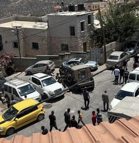 4 إصابات في هجوم للمستوطنين على دير أبو مشعل قرب رام الله