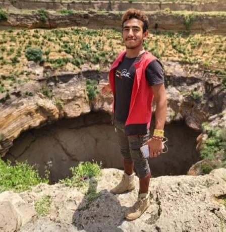 انتشال جثة المغامر اليمني القعقاع بن عنتر من قعر البركان