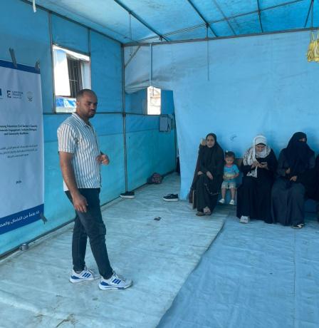 جمعية المرأة العاملة تنفذ جلسة توعوية حول التحديات الاقتصادية والاجتماعية التي تواجه النساء الشابات في دير البلح