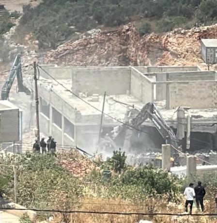 الاحتلال يهدم منازل ومبانٍ ومنشآت تجارية في برطعة الشرقية