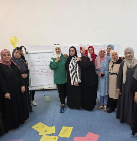 طالبة من جامعة بيرزيت تطلق مبادرة “بكفي نكنس العنف تحت السجادة” لتعزيز الوعي بمخاطر العنف