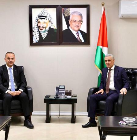 الوزير قنديل يستقبل رئيس بلدية الخليل ويؤكد تسخير الإمكانيات لدعم صمود المدينة
