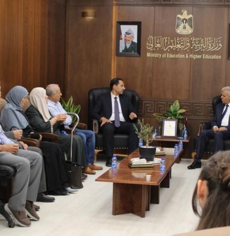 التربية" تكرم الطلبة الفائزين بمسابقة الأستاذ جلال الخطيب (المنهل في البيولوجيا)