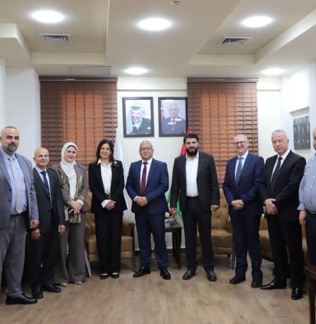 بالتعاون مع غرفة التجارة والصناعة.. بورصة فلسطين تختتم جولتها الميدانية للشركات الرائدة في الخليل