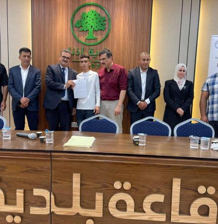 ضمن مشروع الوظائف الخضراء .. الحوامدة يلتقي مزارعي الخليل ويسلّم منحاً مالية لـ69 مستفيداً