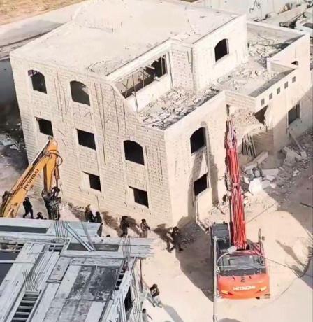 الاحتلال يهدم منزلا وبناية سكنية في كفر عقب شمال القدس