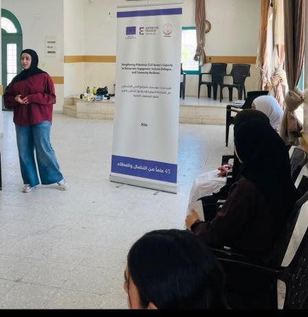 جمعية المرأة العاملة للتنمية تنفذ ورشة عمل حول دور النساء في تعزيز المشاركة المجتمعية في أم سلمونة