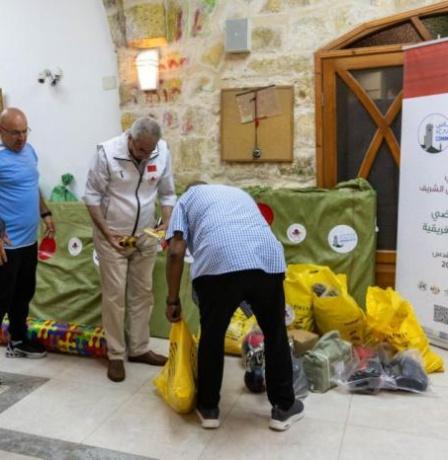 "بيت مال القدس" تسلم معدات رياضية لنادي جمعية الجالية الإفريقية في القدس