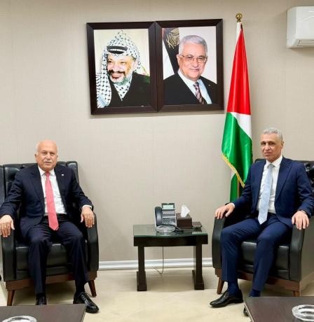 الوزير قنديل يلتقي وزير الاقتصاد ويبحثان تعزيز التعاون لدعم القطاع الاقتصادي