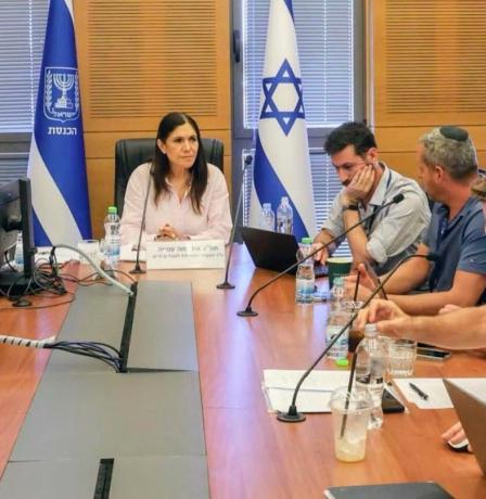 لجنة في الكنيست تقرّ بتداعيات اقتصادية واسعة لوقف دخول العمال الفلسطينيين