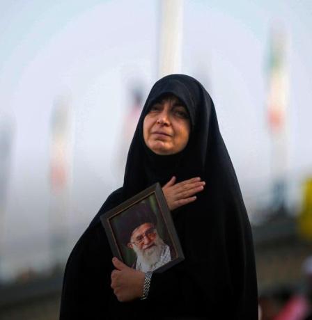 بمشاركة حاشدة.. انطلاق مراسم تشييع علي خامنئي في طهران تمهيدًا لدفنه في مشهد