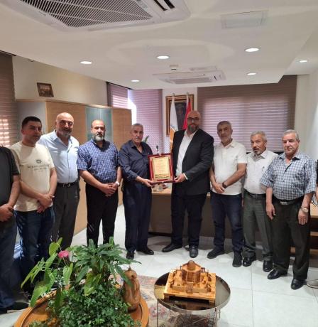"كهرباء القدس" تواصل دعمها للمجتمع المحلي وتتابع احتياجات المواطنين في عين سينيا ومخيم الأمعري
