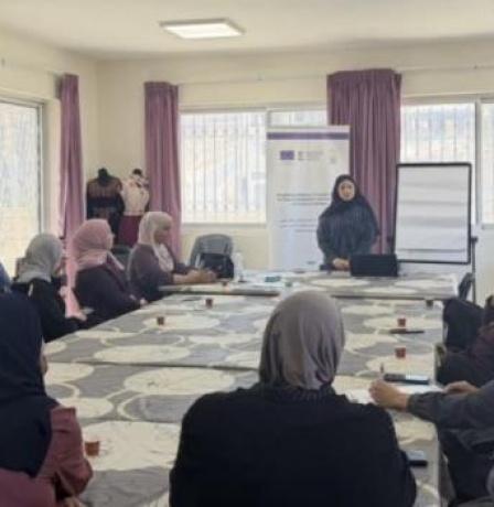 جمعية المرأة العاملة للتنمية تنظم تدريبًا حول بناء شبكات الدعم المجتمعية للنساء في دار صلاح