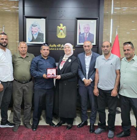 غنام تكرّم سائقا لإعادته عقدا ذهبيا ثمينا لأصحابه تقديرا لأمانته